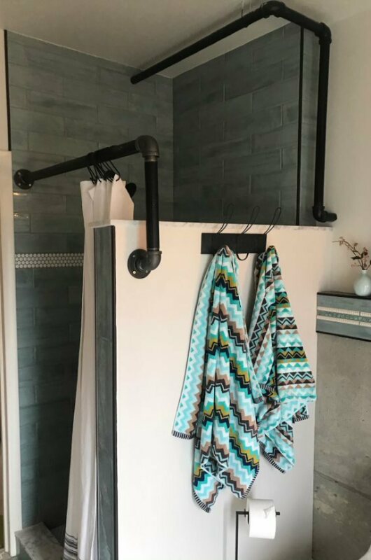 corner shower with piping and towels